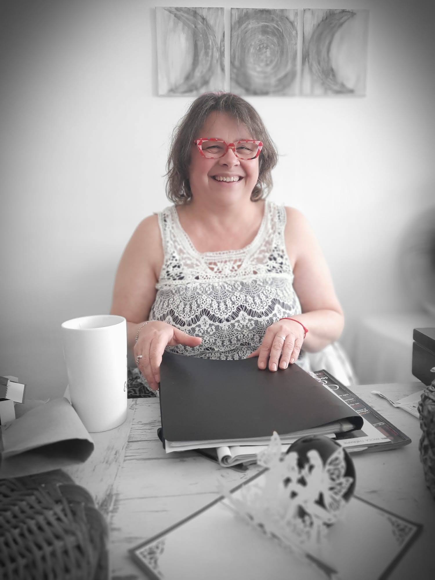Carole, médium et énergéticienne à Arès, accueille une demande avec son carnet de ressentis