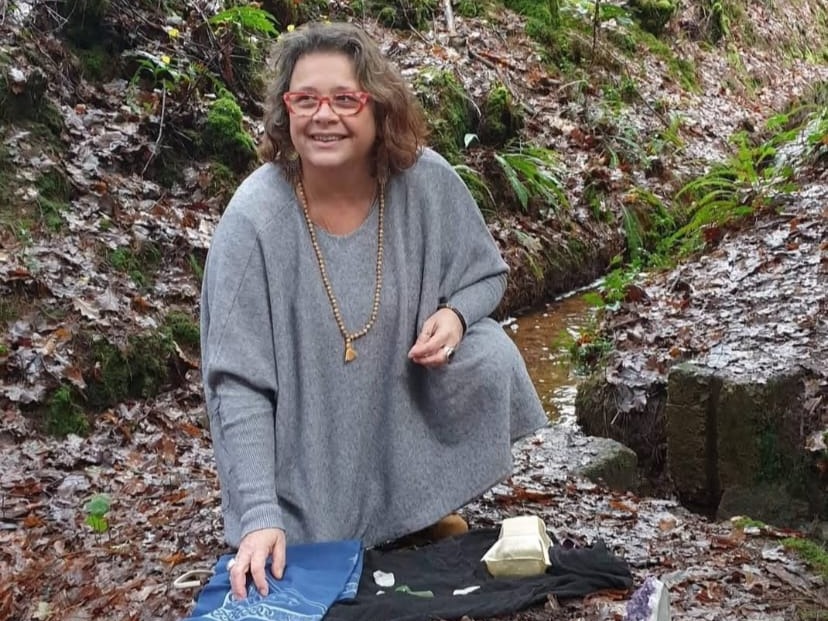 Carole en forêt de Brocéliande, autel de pierres et cristaux au sol