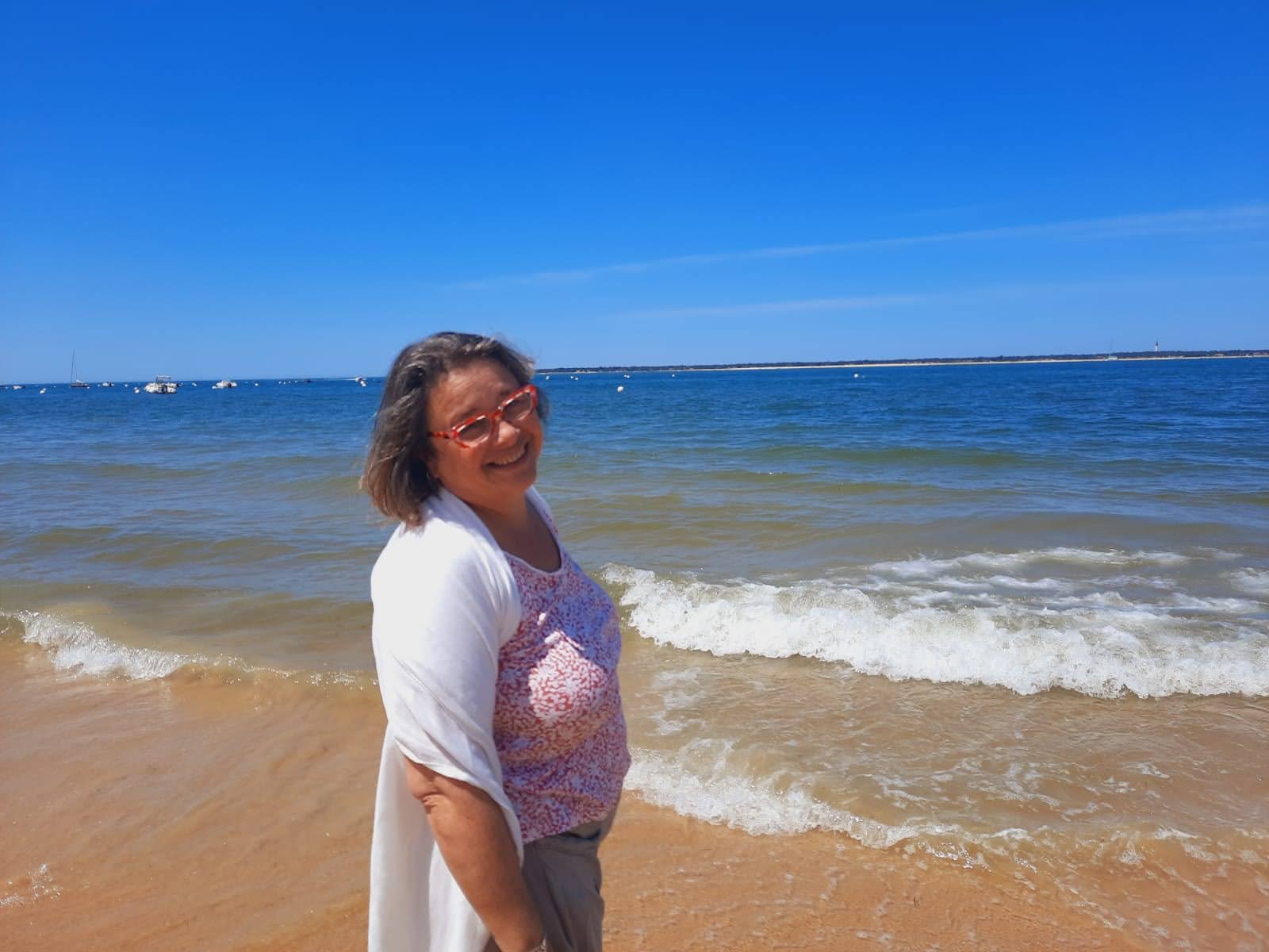 Carole souriante sur la plage du bassin d'Arcachon, à Arès